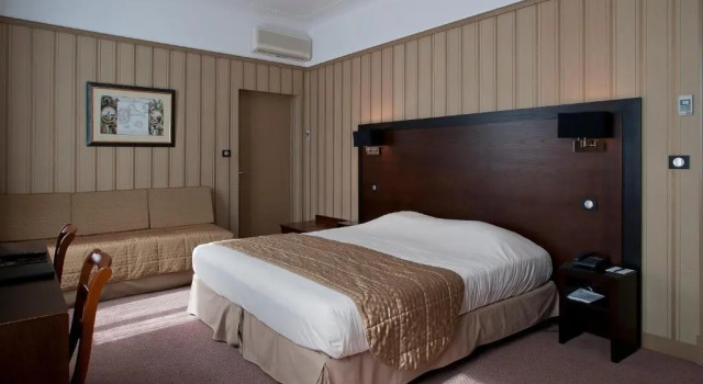 Трёхместный номер Standard Grand Hôtel de Tours
