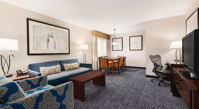 Двухместный номер Executive Embassy Suites Louisville East