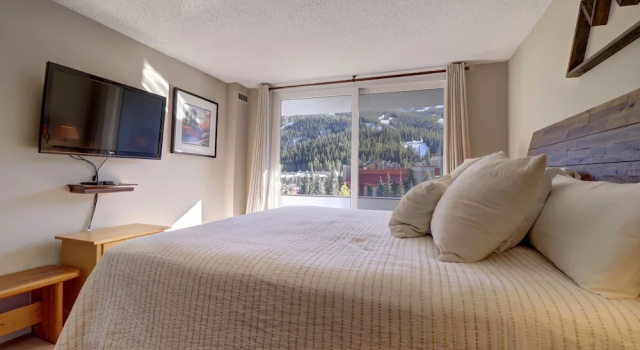 Pet Friendly, Beautifully Remodeled with Mountain Views - SB204 by Redawning, Забронировать Апартаменты/квартира Отели Коппер-Маунтин с парковкой, Парковка