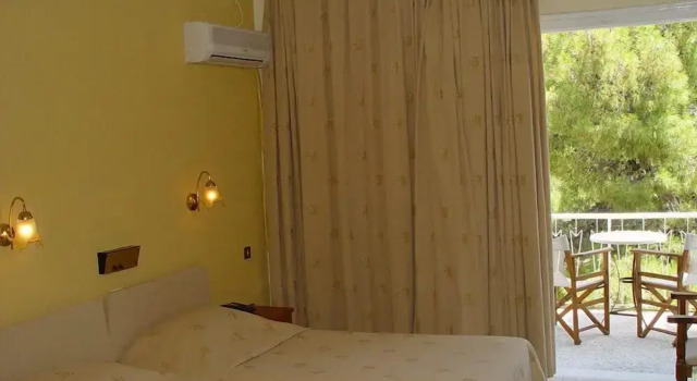 Трёхместный номер Standard с балконом Galini Hotel