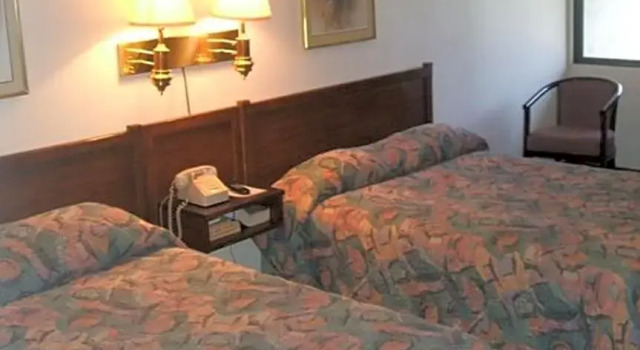 Четырёхместный номер Standard Red Carpet Inn & FantaSuite Hotel