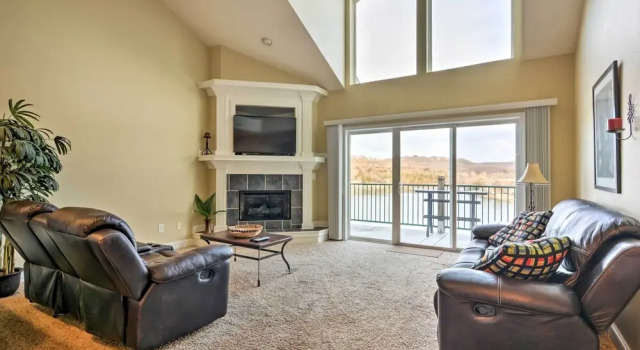 2 Pools! Group-friendly Unit on Lake of the Ozarks