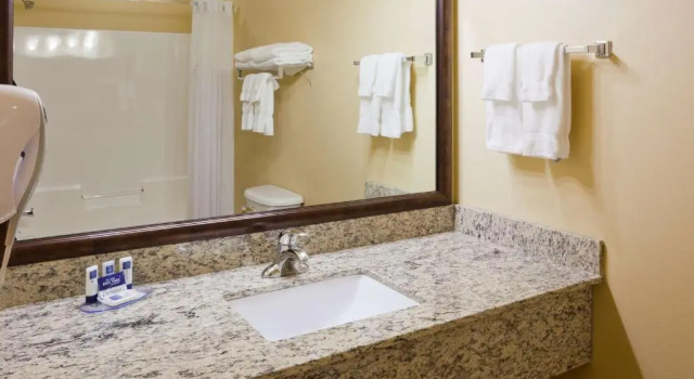 Номер Standard AmericInn by Wyndham Fargo Medical Center