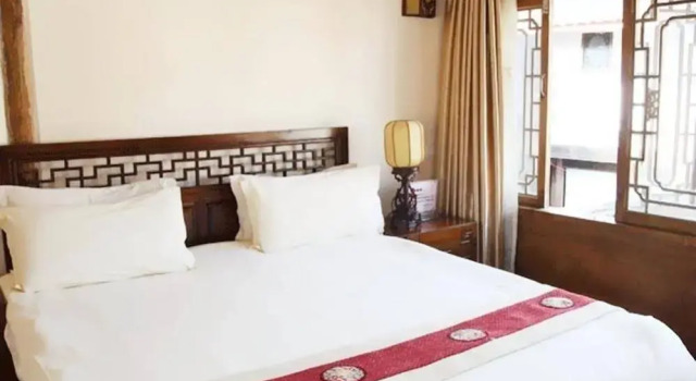 Golden Waterfront Inn, Забронировать Отель Лицзян Юньнань, рядом с Улица Сквер-стрит Древнего города Даянь