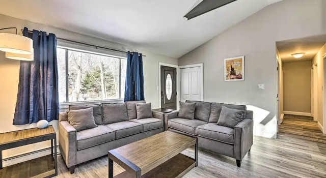 12 Mi to Ski: Home w/ Hot Tub in Arrowhead Lake, Book Feriehus Sommerhuse i Pennsylvania, Hytte
