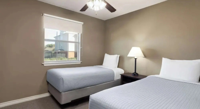 Четырёхместный люкс c 1 комнатой Eagles Den Suites Kenedy a Travelodge by Wyndham