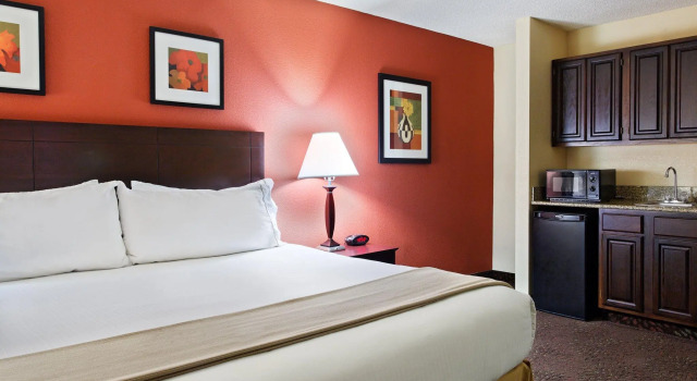 Четырёхместный номер Standard Holiday Inn Express Hotel & Suites Knoxville-North-I-75 Exit 112 by IHG