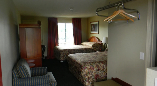 Четырёхместный номер Standard с балконом Lakeview Inn Centralia