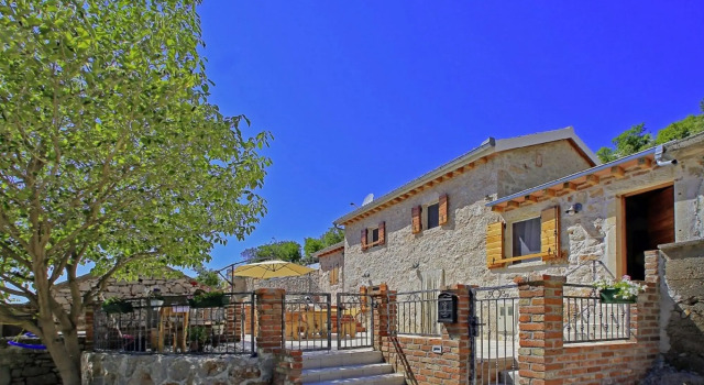 Lovely Holiday Home in Starigrad with Private Swimming Pool, Book Hotel Dokoze Zadar County