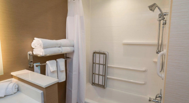 Двухместный люкс Fairfield Inn & Suites by Marriott Geneva Finger Lakes