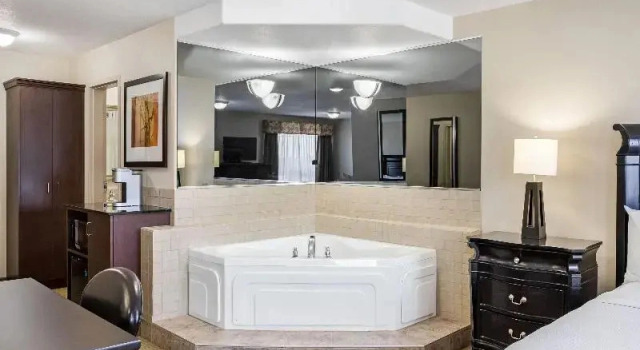 Двухместный люкс c 1 комнатой Ramada by Wyndham Lac La Biche