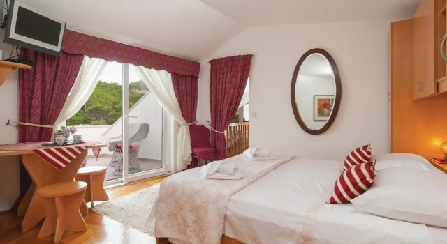 Awesome Home in Lokva Rogoznica with Hot Tub, WiFi, 7 Bedrooms, Rezerwuj Hotel Hotele w Split-Dalmatia County z parkingiem, Parking