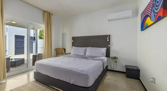 NEW Modern 4BR 4 5BA w Pool Outdoor Dining, Varaa Hotelli Noord Aruba