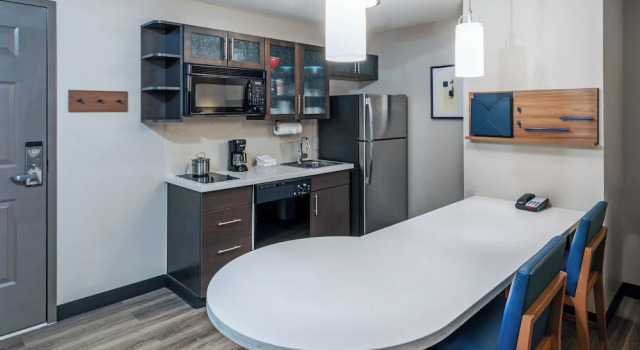 Люкс Candlewood Suites - Topeka West by IHG