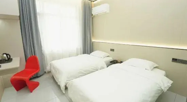 Кровать в общем номере (мужской номер) Yanbo Apartment Hotel