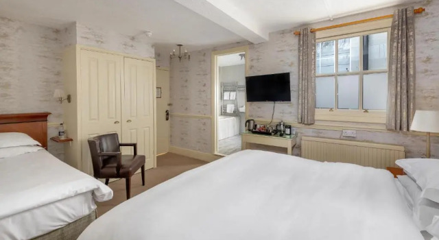 Трёхместный номер Standard Royal Hotel