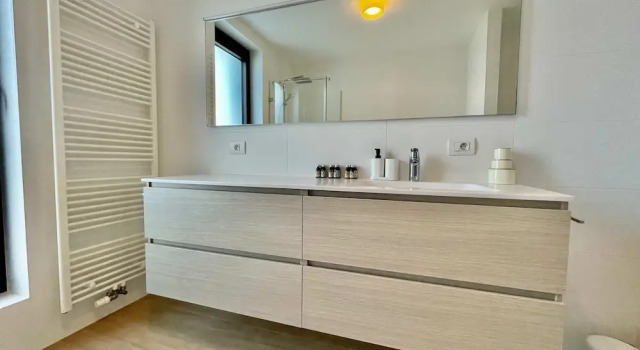 Modern 2BR 1.5 BA Near Diamond District by Oneluxstay, Забронировать Отель Антверпен провинция Антверпен, рядом с Royal Palace Antwerp