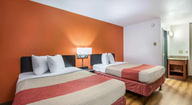 Четырёхместный номер Standard Motel 6-Madison, WI - East