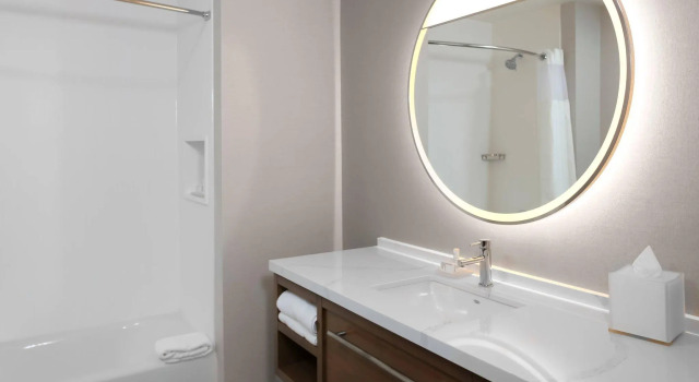 Четырёхместный люкс с видом на город Courtyard by Marriott Thomasville Downtown