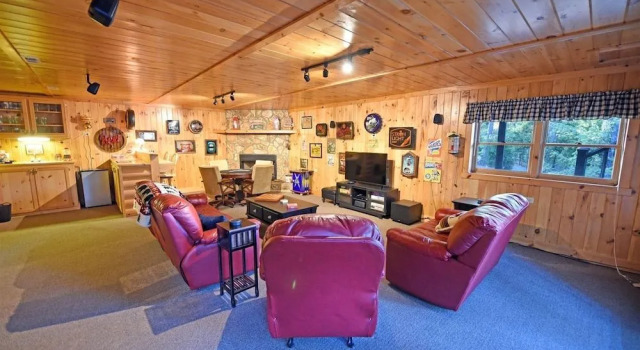 Dew Drop Inn- Blue Ridge Cabin Rental, Забронировать Отель Блу-Ридж Джорджия, рядом с Cohutta Cove Mini Golf