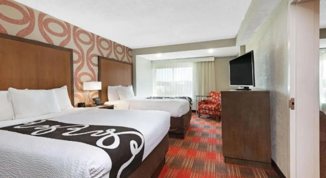 Четырёхместный люкс c 1 комнатой La Quinta Inn & Suites by Wyndham DC Metro Capital Beltway