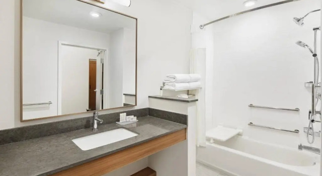 Четырёхместный люкс Fairfield Inn & Suites by Marriott Raleigh Wake Forest