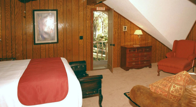 Tudor Inn Gatlinburg B&B, Забронировать Отель «постель и завтрак» Отели Гатлинберг с парковкой, рядом с Amazing Mirror Maze, Парковка