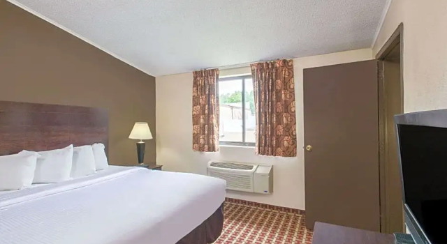 Двухместный люкс c 1 комнатой Ramada by Wyndham Allentown Bethlehem