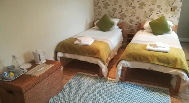 Y Garreg Wen, Book Hotel Llanybydder Glamorgan