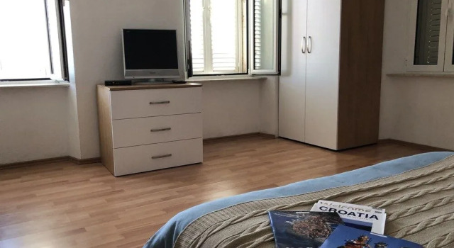 Guest House Dijana, Забронировать Отель Отели Корчулы с парковкой, рядом с Частный Пляж «Виллы Корчула», Парковка