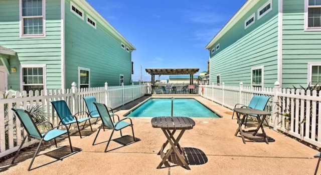Near Beach & Golfing: Port Aransas Condo w/ Deck