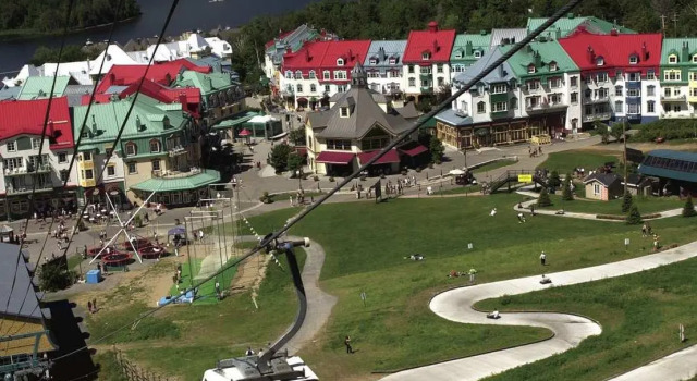 Кровать в общем номере Homewood Suites by Hilton Mont-Tremblant Resort