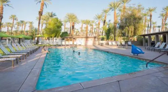 Palm Springs Camping Resort Cabin 3, Забронировать Кемпинг Отели Палм-Дезерт с парковкой, Парковка