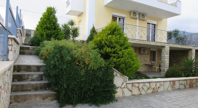 Villa Christine - Maisonettes with fireplace, Book Villa Aliveri Central Greece