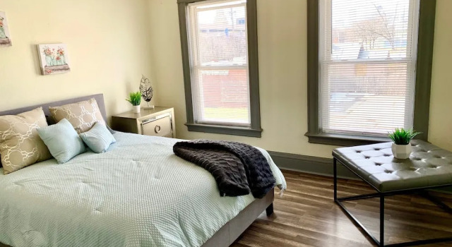 The Blackjack Duplex - Private Yard & Parking, Near Falls & Casino by Niagara Hospitality, Забронировать Вилла Коттеджи Ниагара Фолс, рядом с Круиз Maid of the Mist, Коттедж