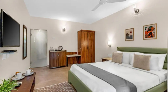 Номер Deluxe с балконом и с видом на бассейн La Vaiencia Beach Resort, Morjim