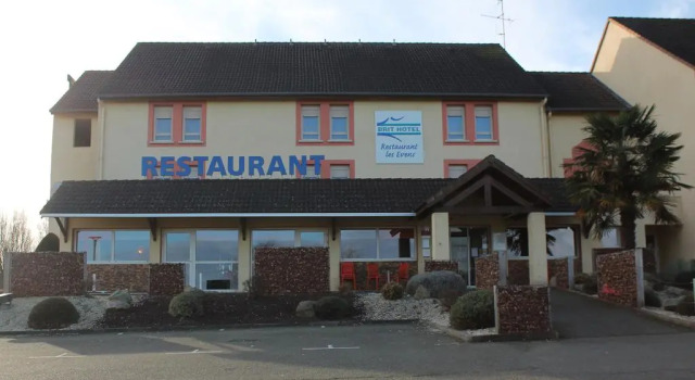 Brit Hotel Les Evens, Забронировать Отель Отели Земель Луары с парковкой, Парковка