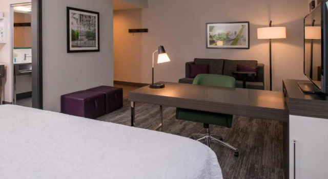 Люкс Hampton Inn & Suites Winston-Salem Downtown
