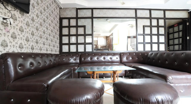 OYO 60476 Hotel Silver Rooms