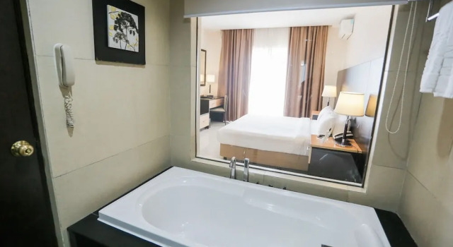 Номер Deluxe с балконом и с видом на озеро The Lake Hotel Tagaytay