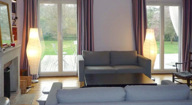 Beautiful Poissy Family Home With 5 Bedrooms, Large Garden and own Pon, Book Hotel Poissy Yvelines