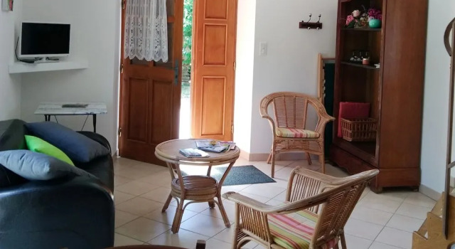 Cozy Holiday Home in Uzer with Swimming Pool, Prenota Hotel Hotel a Alvernia con parcheggio, Parcheggio