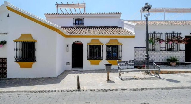 Renovated townhouse San Roque 85, Забронировать Отель Отели Эстепона с парковкой, рядом с Палеонтологический музей, Парковка