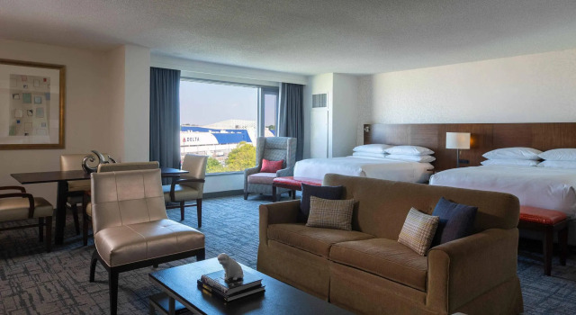 Четырёхместный люкс Executive Renaissance Concourse Atlanta Airport Hotel