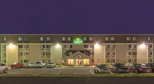 La Quinta Inn & Suites Warwick Providence Airport, Varaa Hotelli Hotellit New England uima-altaalla, Uima-allas