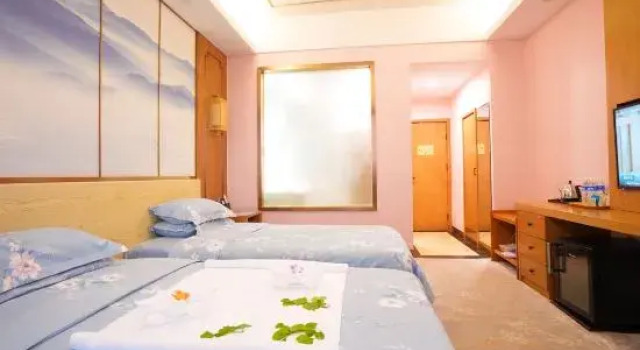 Кровать в общем номере (женский номер) Tai Zhong Hotel