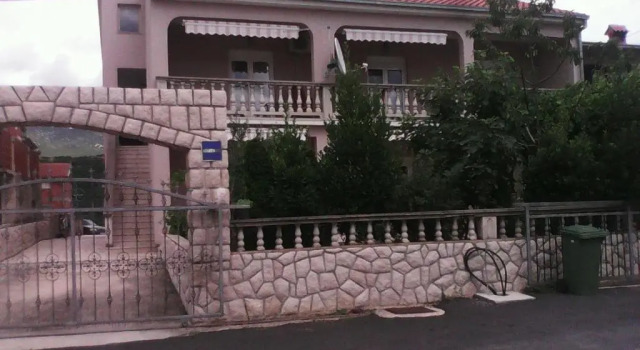 Apartments Svetić, Забронировать Апартаменты/квартира Отели Приморско-Горанской жупания с парковкой, Парковка