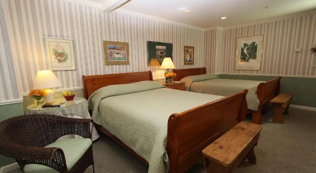 McCaffrey House B&B Inn, Book Bed and Breakfast Sherwood Forest USA