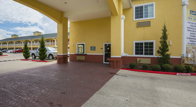 Scottish Inn and Suites Baytown, Book Hotel Hoteller i Baytown med parkering, Parkering