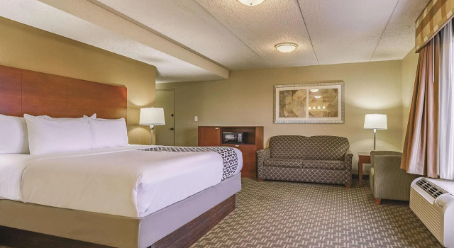 Двухместный люкс Deluxe La Quinta Inn & Suites by Wyndham Cleveland Airport West